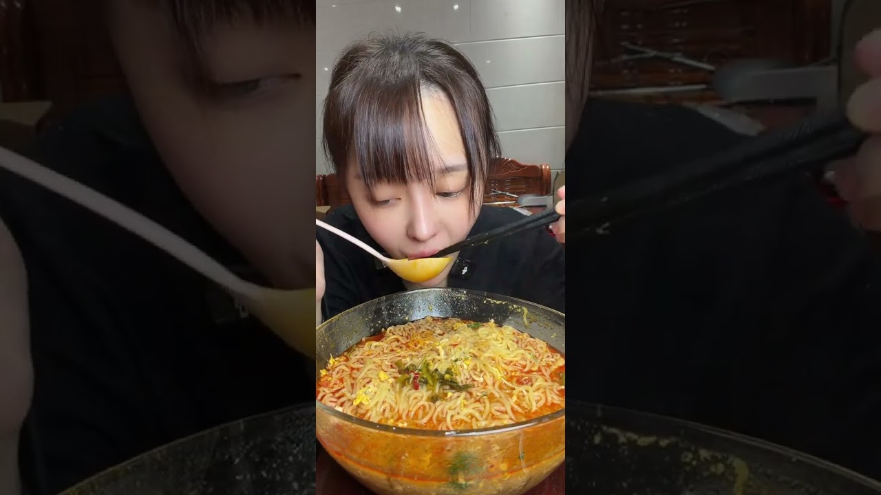 滑肉泡面来啦 骨汤煮的 加了点滑肉小青菜 好美味😋 #泡面 #美食 #抖音美食推荐官 #好吃到停不下来 #热门