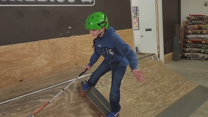 11 Year Old Born Blind Impressively Skateboards Uses A Cane