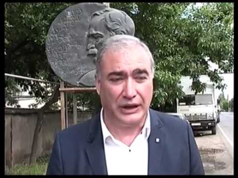 მერაბ კოსტავას სახელობის მემორიალური დაფა ყვავილების გვირგვინით შეამგეს