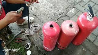 Pengisian APAR Powder Secara Tradisional. VHS KAI Blitar