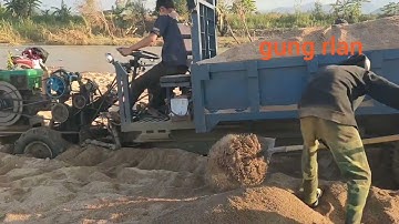 Xe công nông lốp đôi chở cát bị lún 