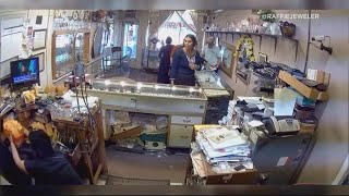 Caught on camera: Group of women steals sentimental items meant for repair from Maryland jewelry sto