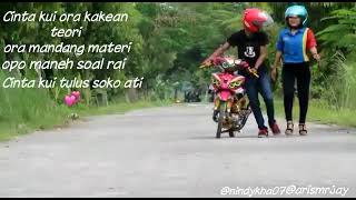 Story WhatsApp.  Jalan bareng pacar pake siluman Jupe 🤣