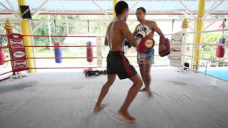 Muay Thai attack combinations1-2-right inner leg kick-right knee