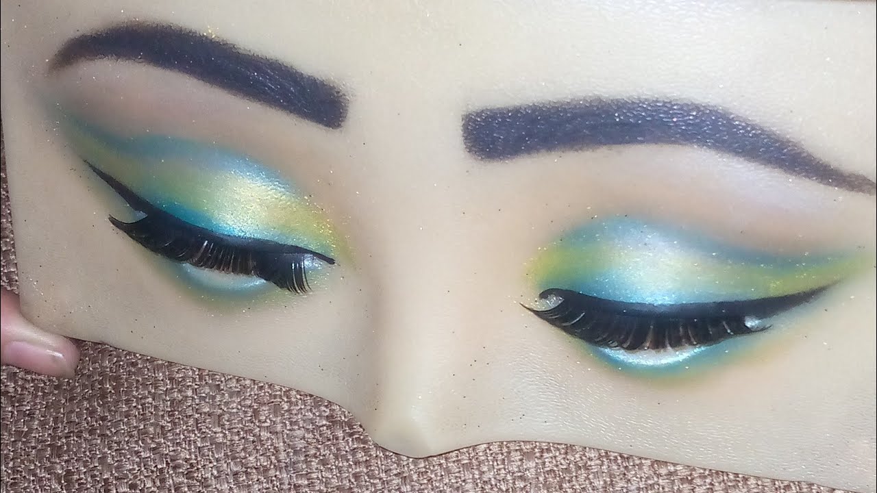 makeup just look like a parrots I tried to create different style