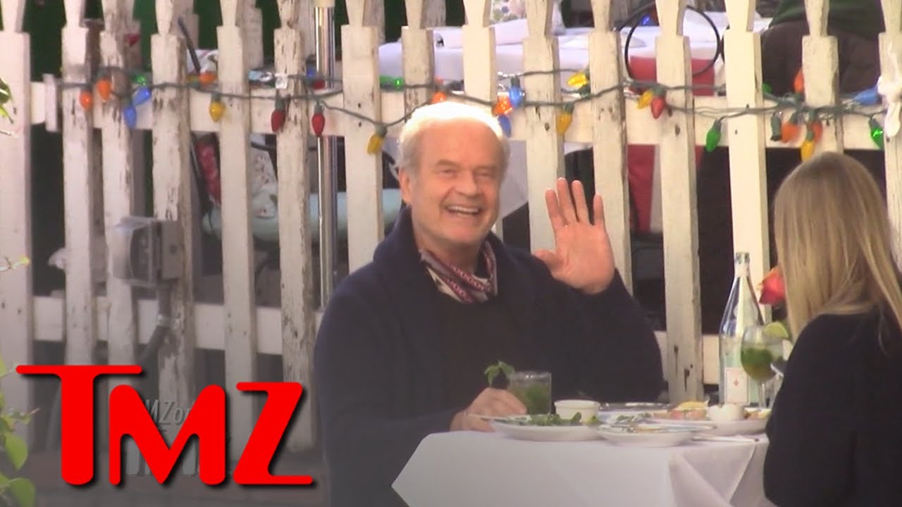 Kelsey Grammer Waves At The TMZ Tour Bus As He Eats Tossed Salad!! | TMZ