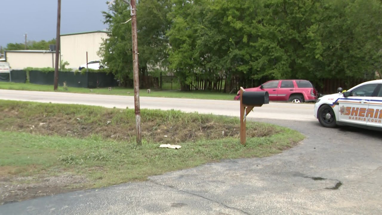 Man's body found in ditch - YouTube