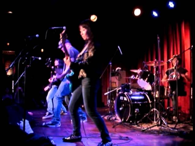 Shonen Knife playing Blitzkrieg Bop! adlı videoyu YouTube'da izle Shonen Knife playing Blitzkrieg Bop! adlı videoyu YouTube'da izle