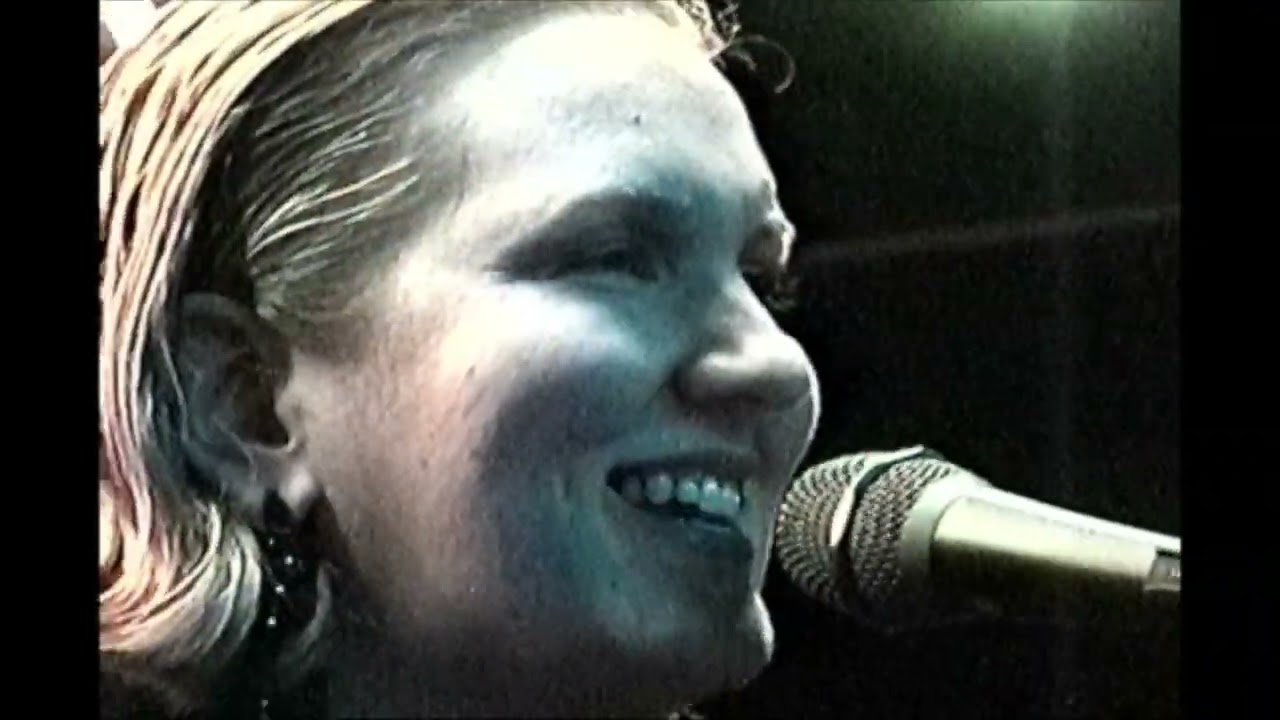 Julie Neff | fine!? LIVE @ Turbo Haüs (Montréal)