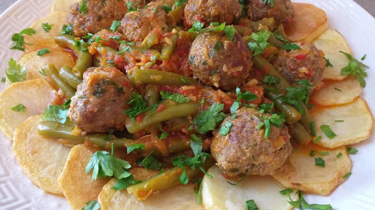 لوبياء خضرا او ماشطو بصلصة خفيفة و كريات اللحم haricots vert en sauce avec boulettes de viande haché