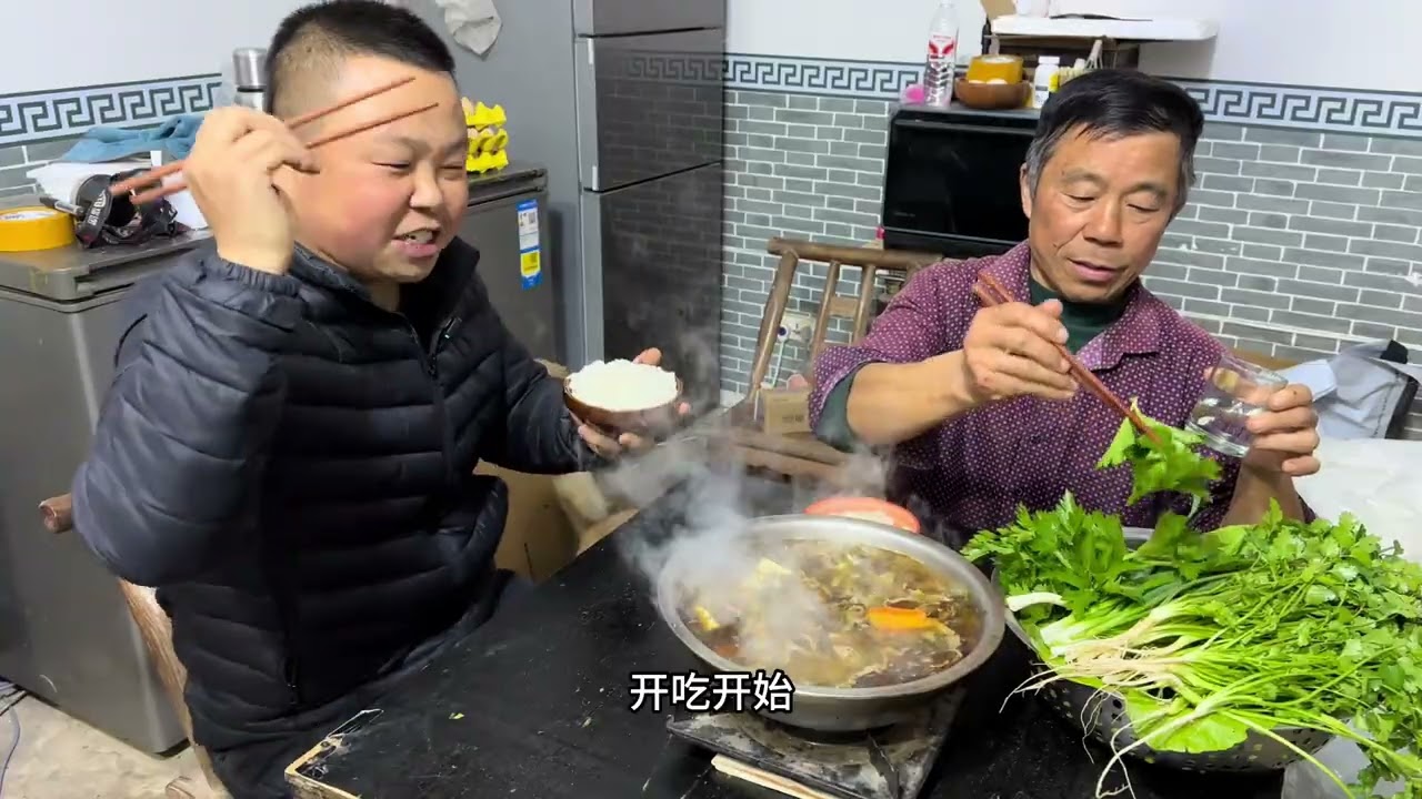 农村父子俩吃猪隔板肉火锅，也可以叫护心肉火锅，配上各种青菜吃的叫一个香