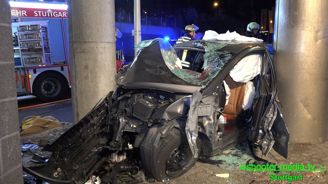 PKW AM TUNNELEINGANG SCHWER VERUNFALLT - [Unangeschnallter Mitfahrer steckt in Windschutzscheibe [E]