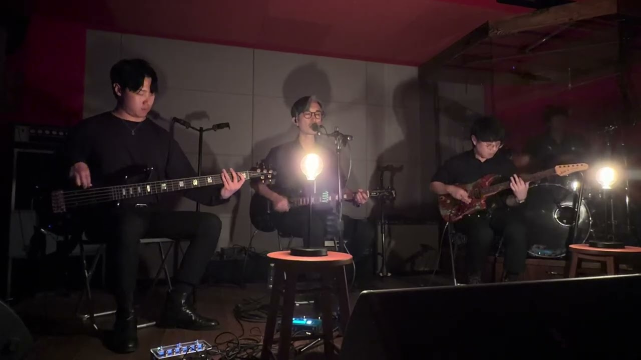 이상의날개 - 어느 날 둔촌동역 앞 횡단보도를 걷다가 가만히 서서 바라본 하늘(2025.12.6_@생기스튜디오)