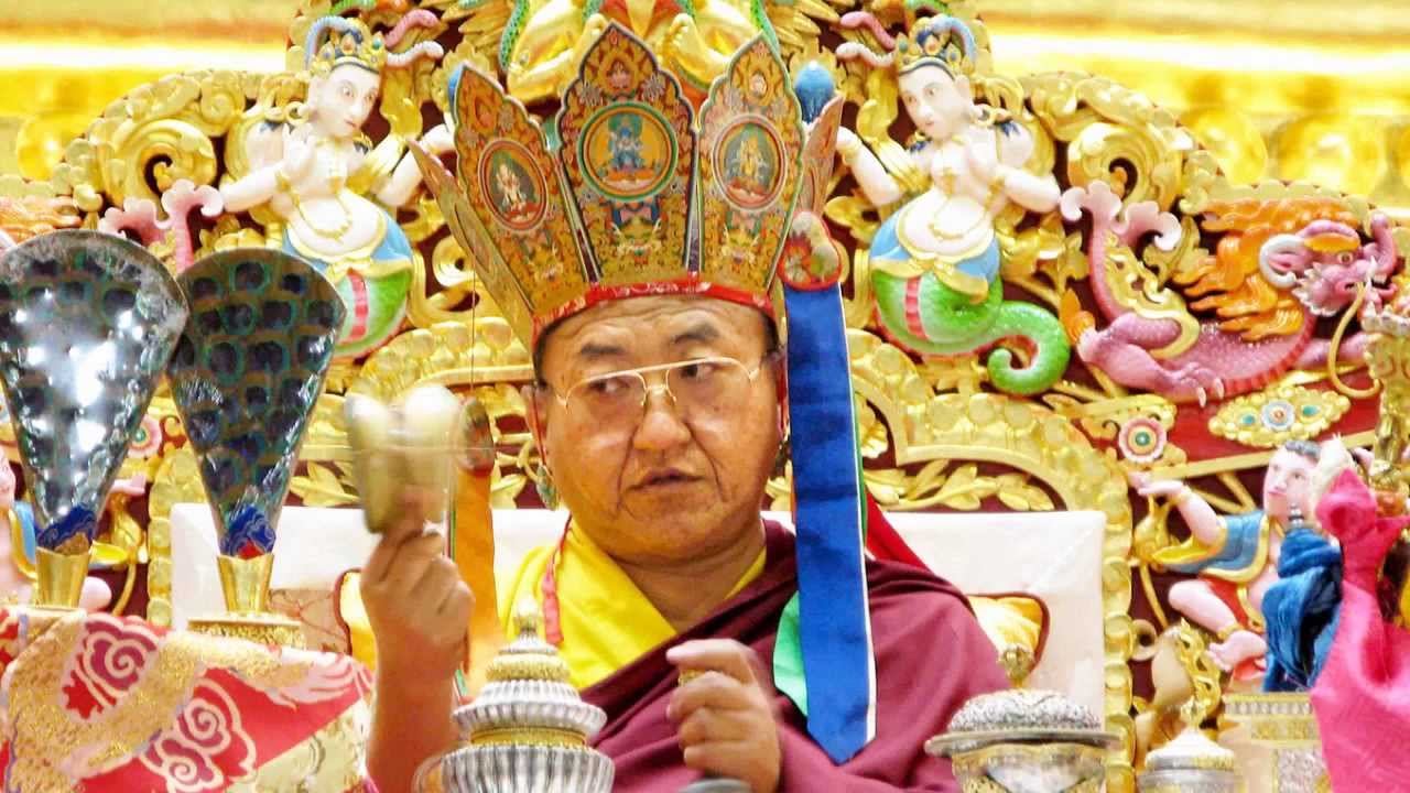 H.H.Sakya Trizin chants 100 syllable mantra of Vajrasattva