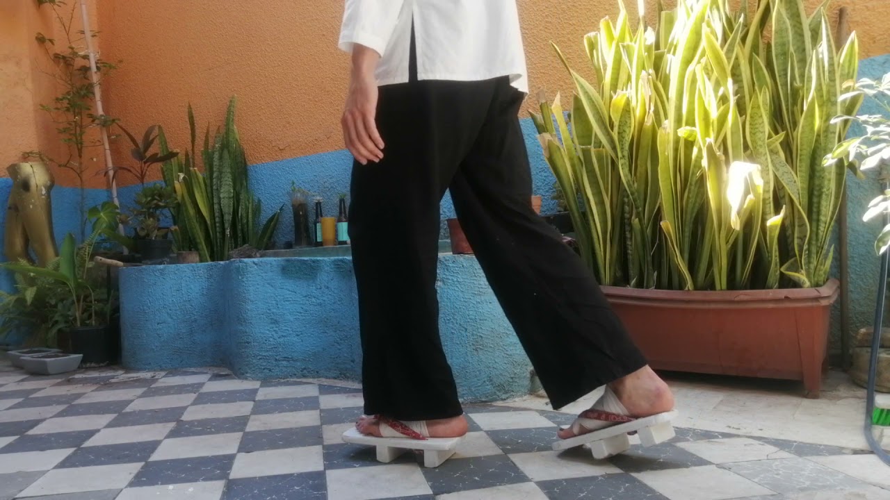 Como caminar usando Sandalias Geta