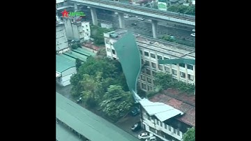 Trực tiếp bão số 3 Yagi: Mái tôn của một tòa nhà bị gió thổi bay ở Thanh Xuân, Hà Nội
