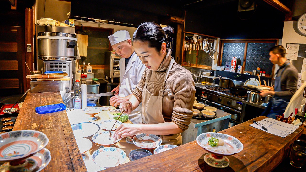 和食店に設置してある「生け簀」 Booked 1 Month in Advance! A Hidden Seafood Gem in a Tiny Seaside