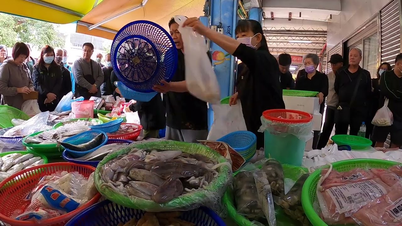 恐怖的海虱目魚 一隻700沒人要 太誇張了 #中彰海王子 #第五市場 #海鮮叫賣 #海鮮拍賣