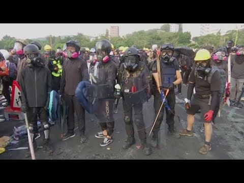 1. Mai-Demo: Polizist stößt Demonstranten um - Schwere Kopfverletzung!