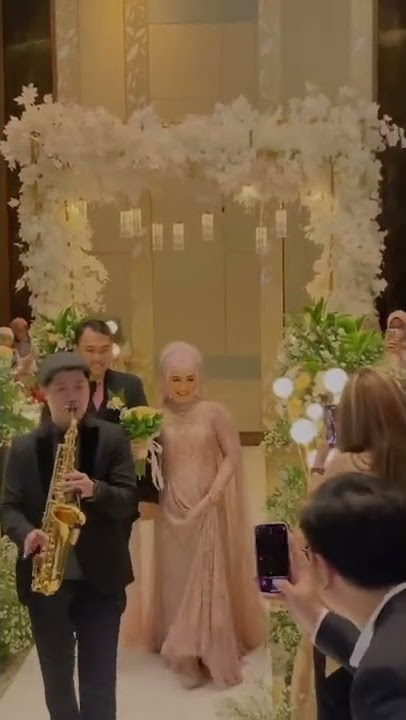 Wedding Atika dan Wayner. Kirab Pengantin Modern diiringi saxophone. Pesta pernikahan modern.