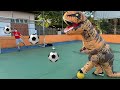 LUCAS BRINCA DE FUTEBOL COM O DINOSSAURO GIGANTE