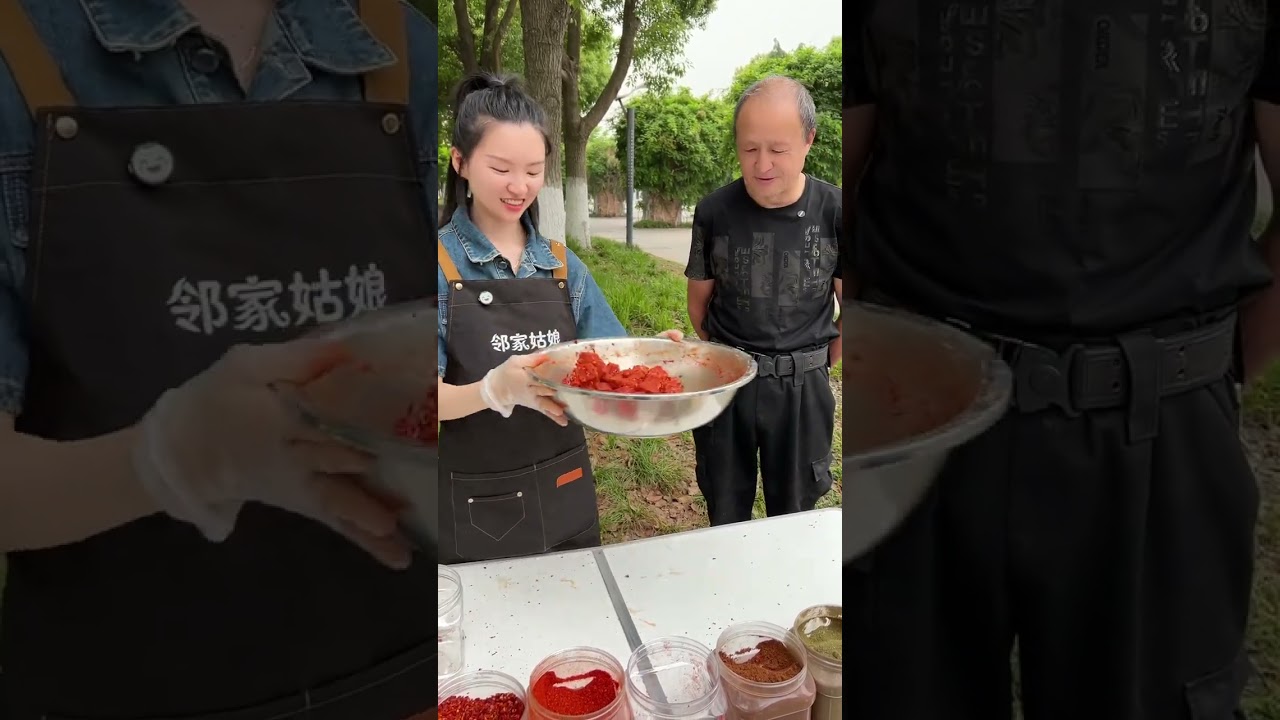 爷爷上来就倒辣椒，就爱吃这个豆腐乳#霉豆腐 #豆腐乳 #摆地摊