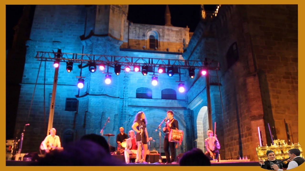 Los Charritos de Salamanca junto a Carlos Núñez en concierto. Coria 01.08.2015
