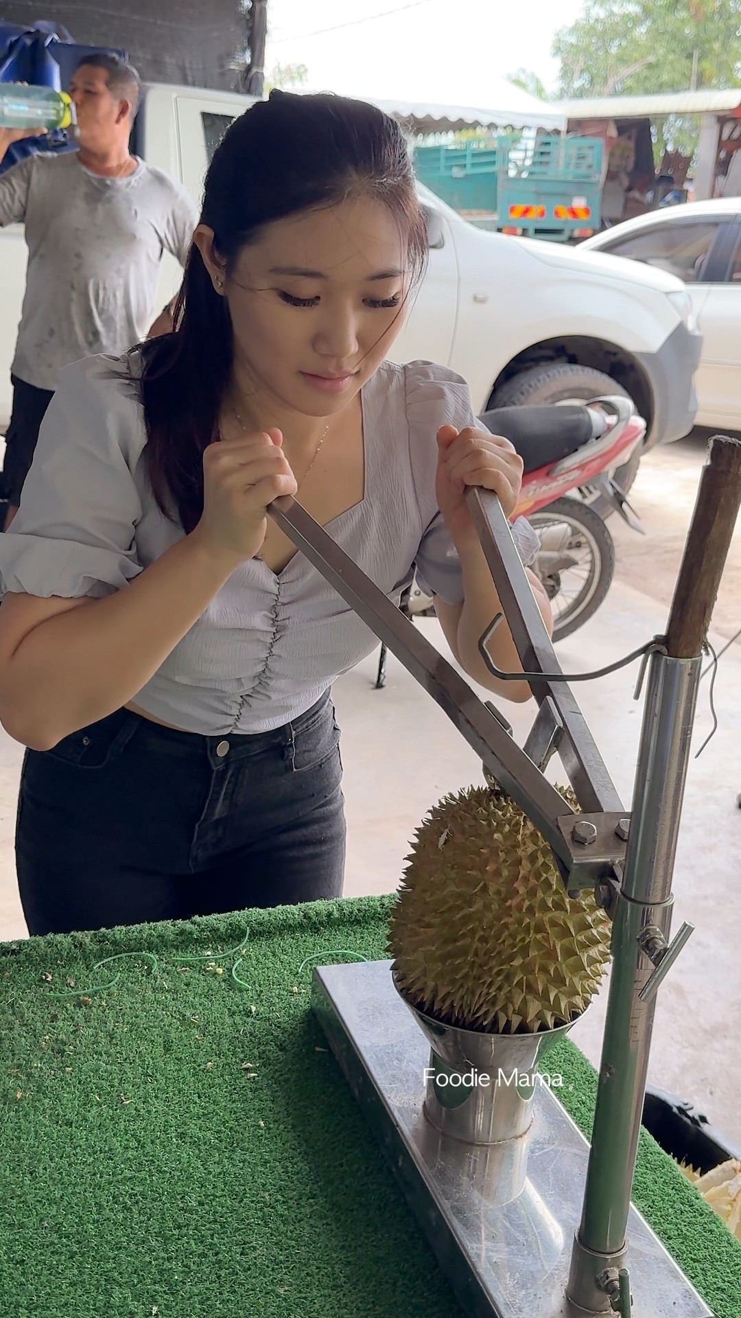 Yummy! Malaysian Lady Selling Fresh Durian - Fruit Cutting Skills