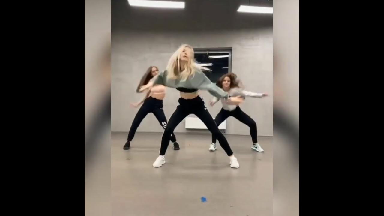 Тик ток танцы. Танцевальные движения из тик тока. Как танцевать танец тока тока тока. Танец ногами из тик тока. Тренды из тик тока движение.