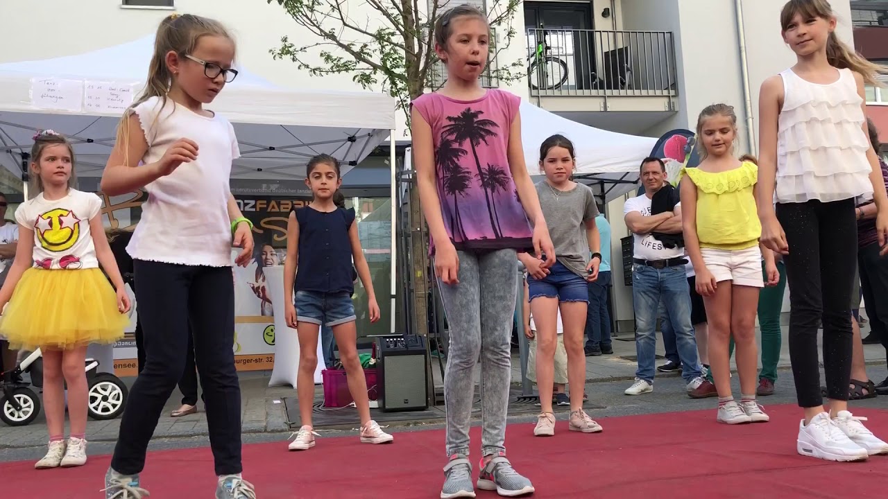 Tanzschule Tanzfabrik Bodensee mit Kindertanzen auf dem Dixiefest in Markdorf 2018