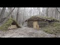 Construction dun abri de survie en brousse seul dans une fort sombre sans parler