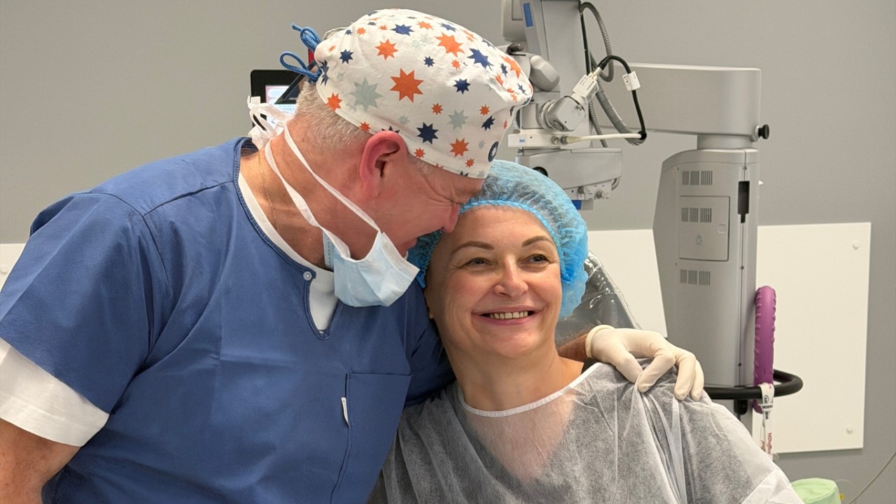 Když se pacientkou stane manželka primáře: Operace šedého zákalu