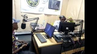 Mikato junior akifanya interview ndani ya hits fm kuhusiana na mziki wake