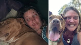 Wanita Bangun Di Samping Anjing Aneh di Tempat Tidur