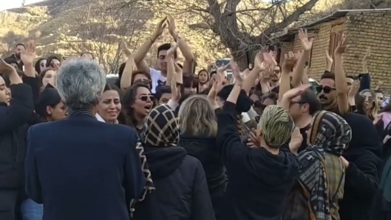 همراهی مادر با شور و حال میهمانان مراسم چهلم فرزندش #جاویدنام #علی_دیز_آبادی💔🕊️🕊️