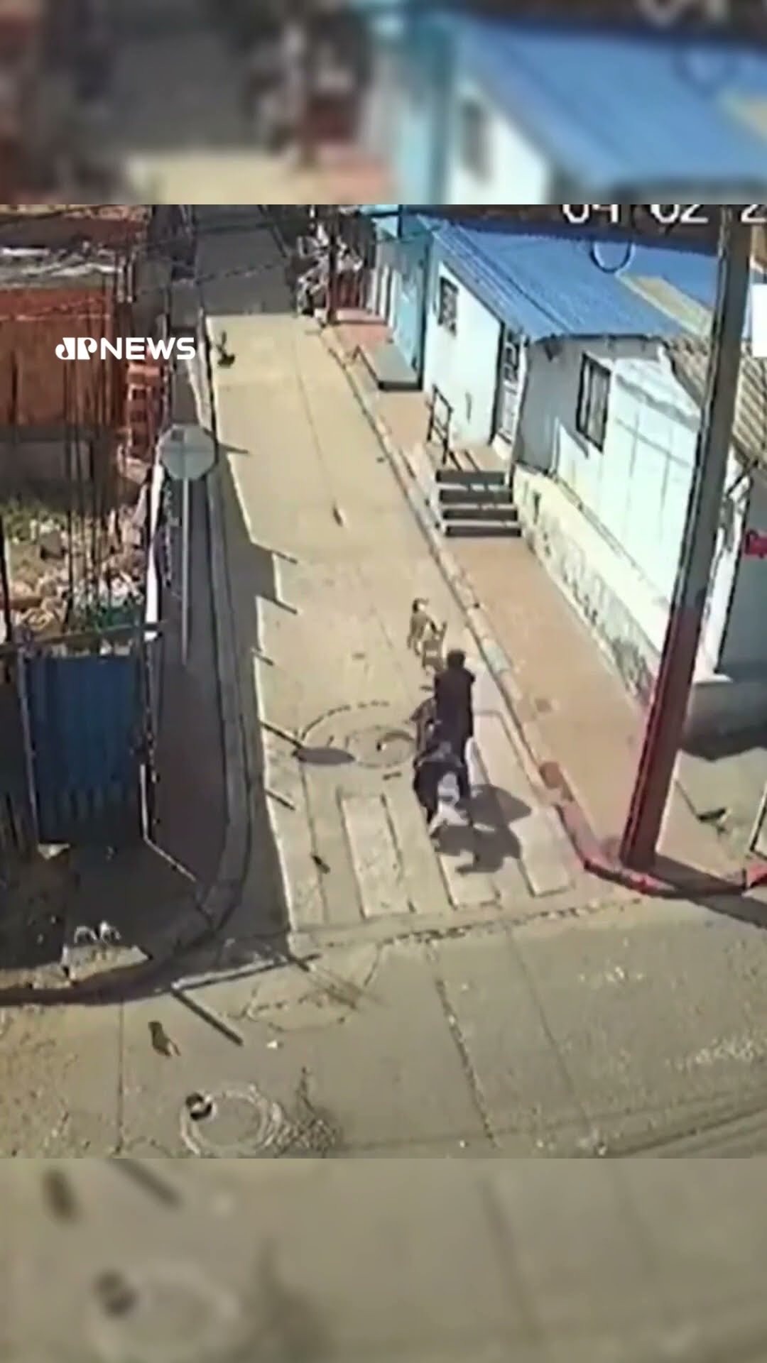 Caminhão de lixo descontrolado destrói casa e causa vazamento de gás em Bogotá #shorts