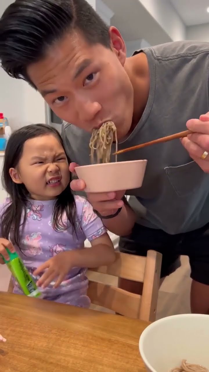 Sarang tricks APPA into eating a bowl full of wasabi noodles ??