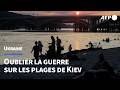 Ukraine: du monde sur les plages malgré le danger