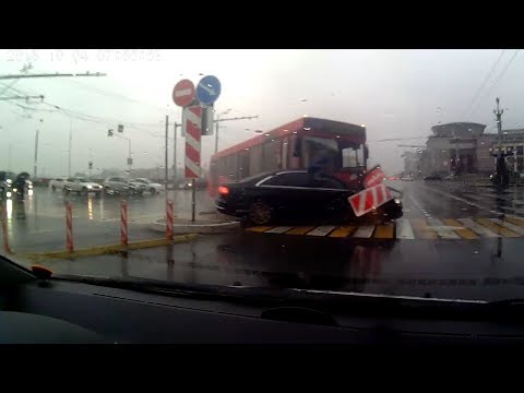Регистратор запечатлел момент ДТП между автобусом и Audi в Казани