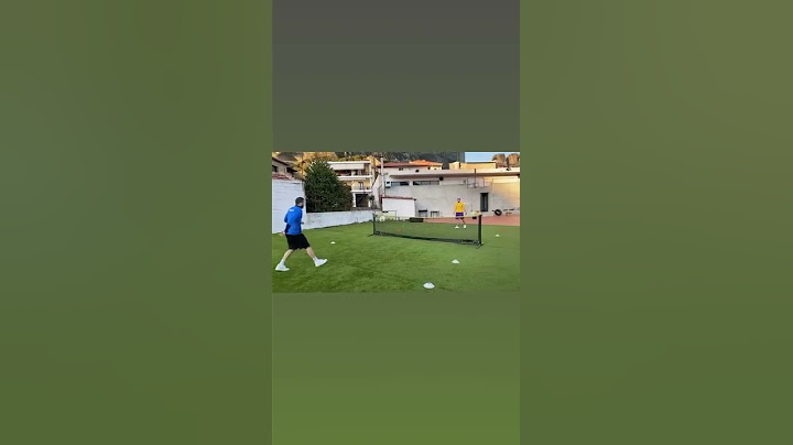 Ο Κώστας Φορτούνης παίζει ποδοβόλεϊ