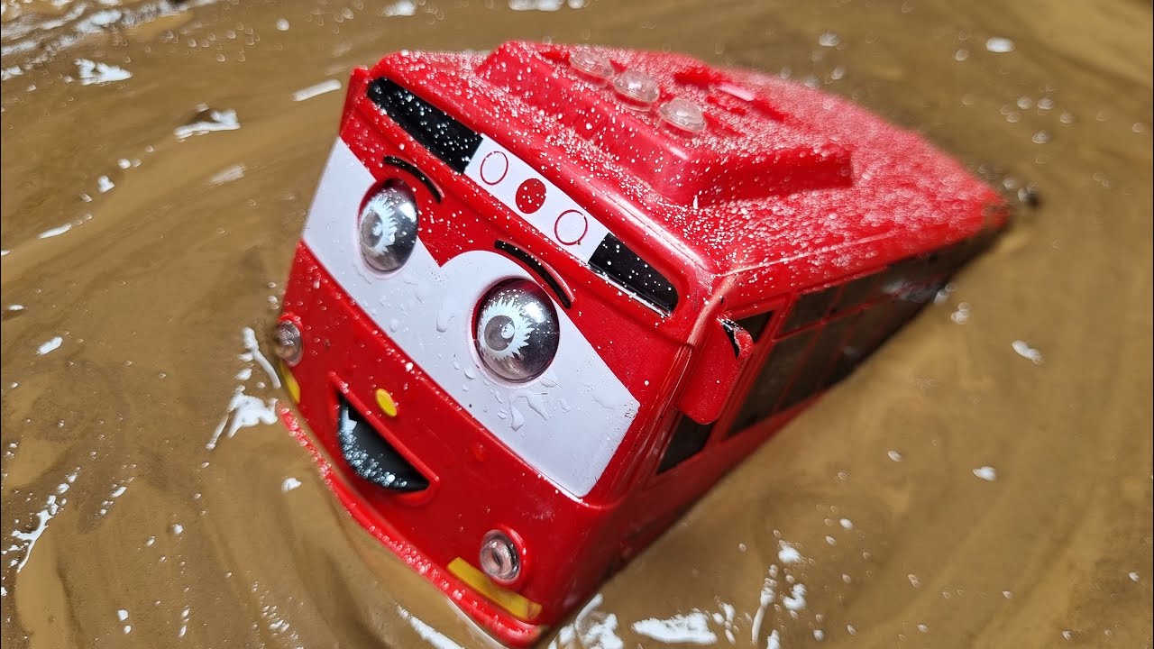 WOW Mobil Mobilan di Kolam Lumpur, Bus Tayo, Mobil Balap, Mobil Polisi, Mobil Monster Truk, McQueen