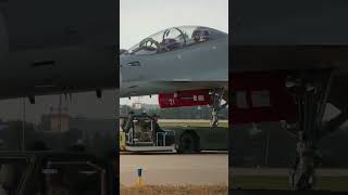 Landing gear is stuck! Pickup is running under the jet #fighterjet