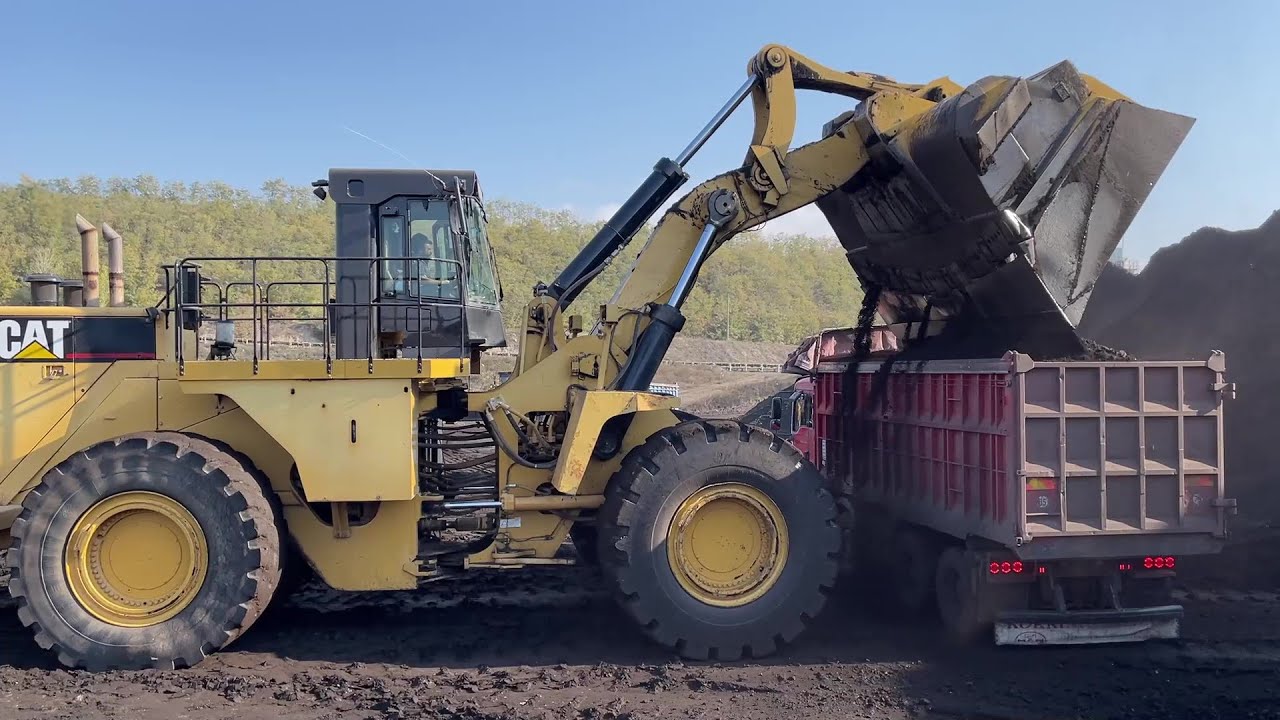 Pass Loader Huge Caterpillar 992G Wheel Loader Loading Trucks With One Pass ...