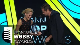 David Duchovny presents to Gillian Anderson at the 21st Annual Webby Awards