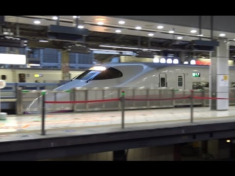 早朝の東京駅を出発する東北新幹線やまびこE2系の始発列車