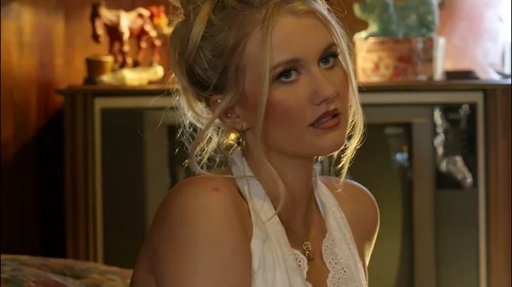 Elizabeth Nichols - Ain't Country - Acoustic (Official Lyric Video)