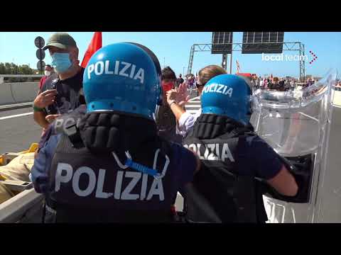 Corteo Alitalia a Fiumicino: manifestanti forzano blocco polizia