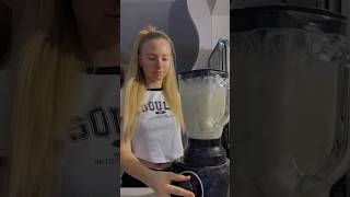 Easy Smoothie for your busy mornings  recipe student gymgirl