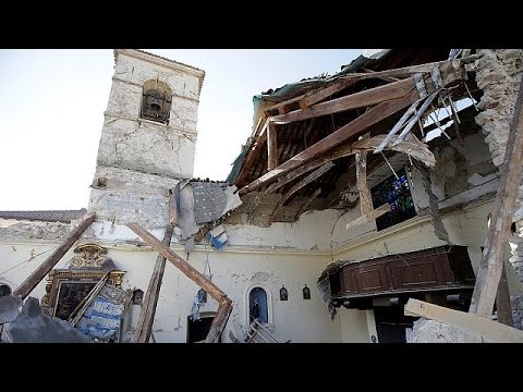 آغاز کمک رسانی ها به زلزله زدگان پس از وقوع دو زمین لرزه شدید در ایتالیا 