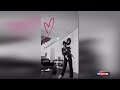 Alessandra Amoroso culla la sua Penelope sulle note di "Love" di Nat King Cole